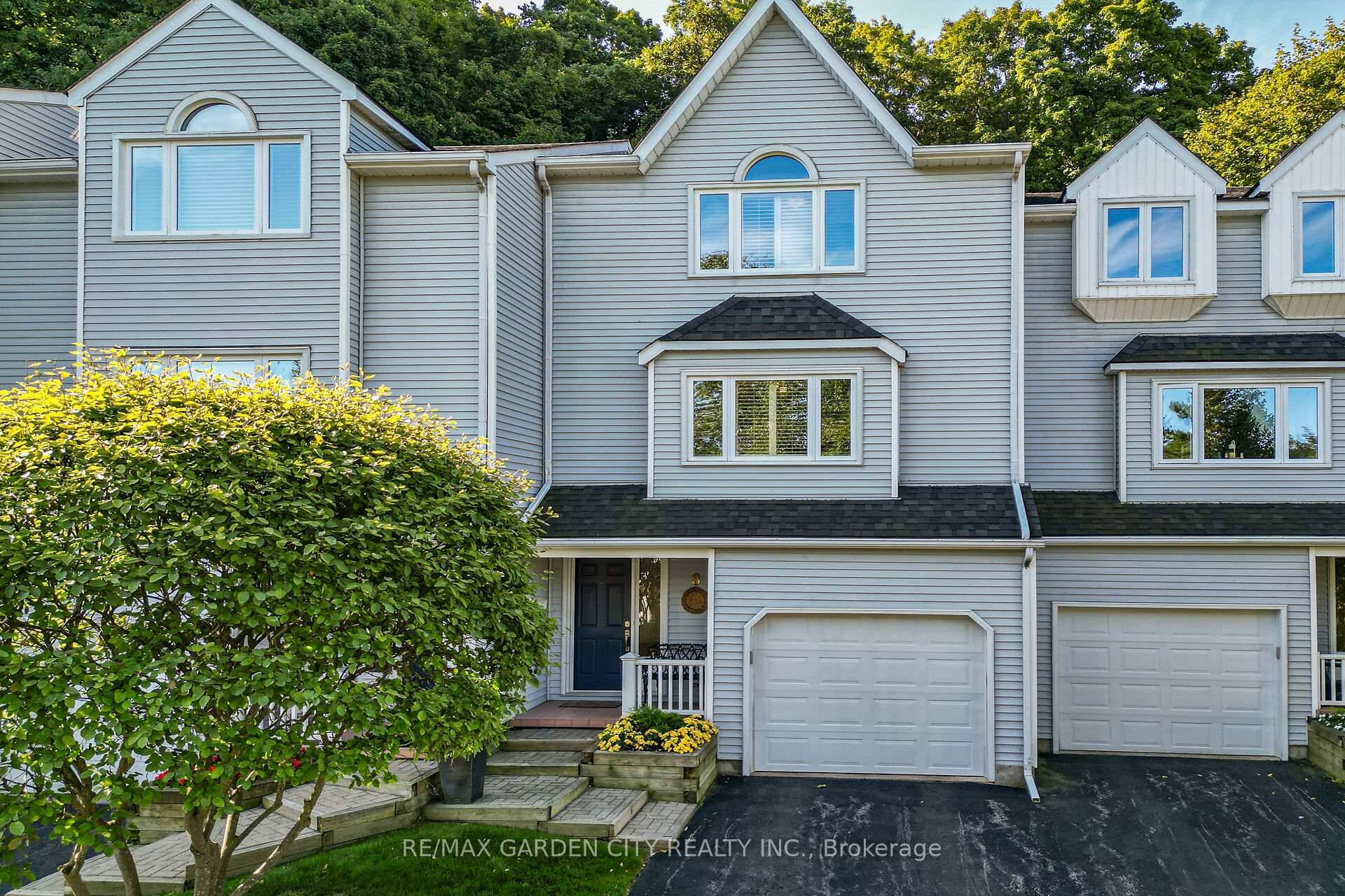 Immaculate townhome condo in the heart of Grimsby !