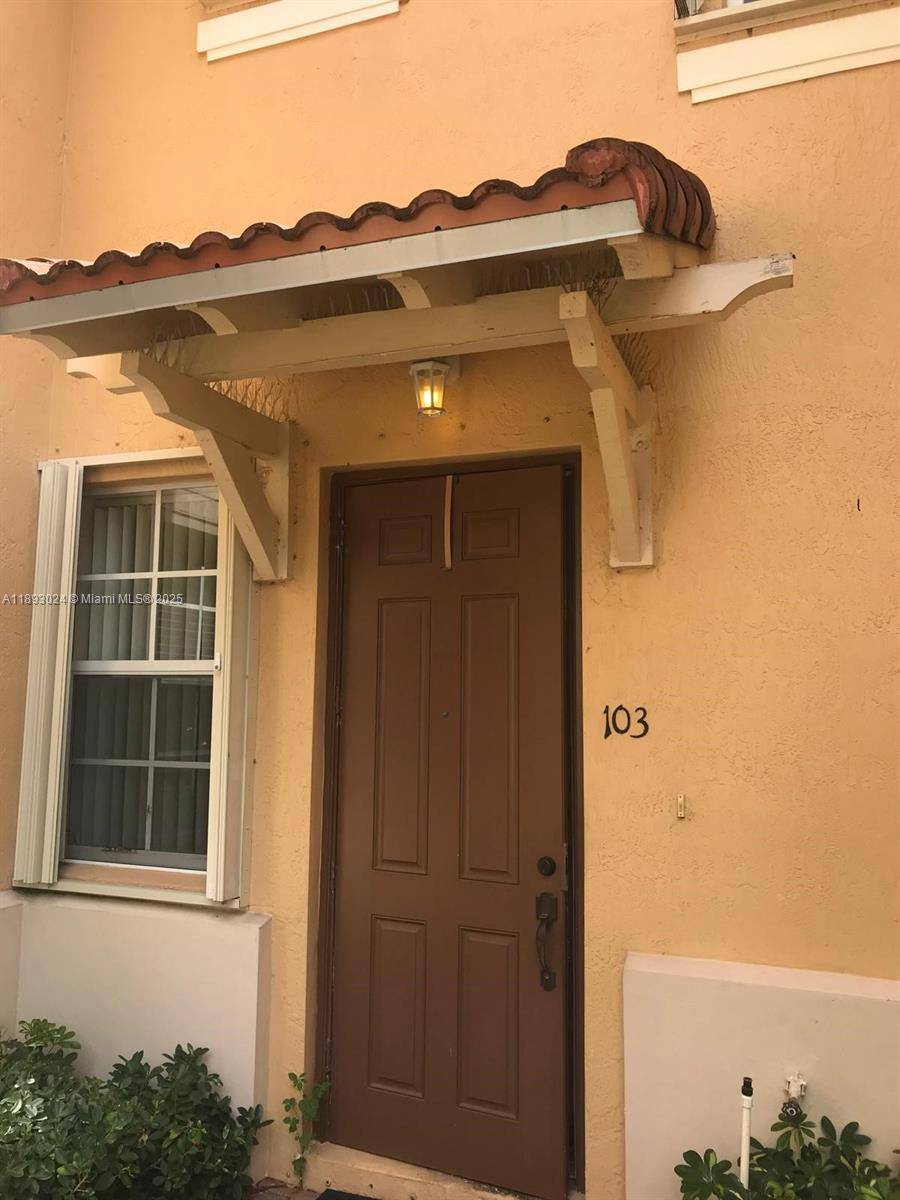 THIS 3 BEDROOMS 3 BATHROOMS TOUNHOUSES LOCATED IN THIS FAMILY FRIENDLYGATED COMMUNITY.