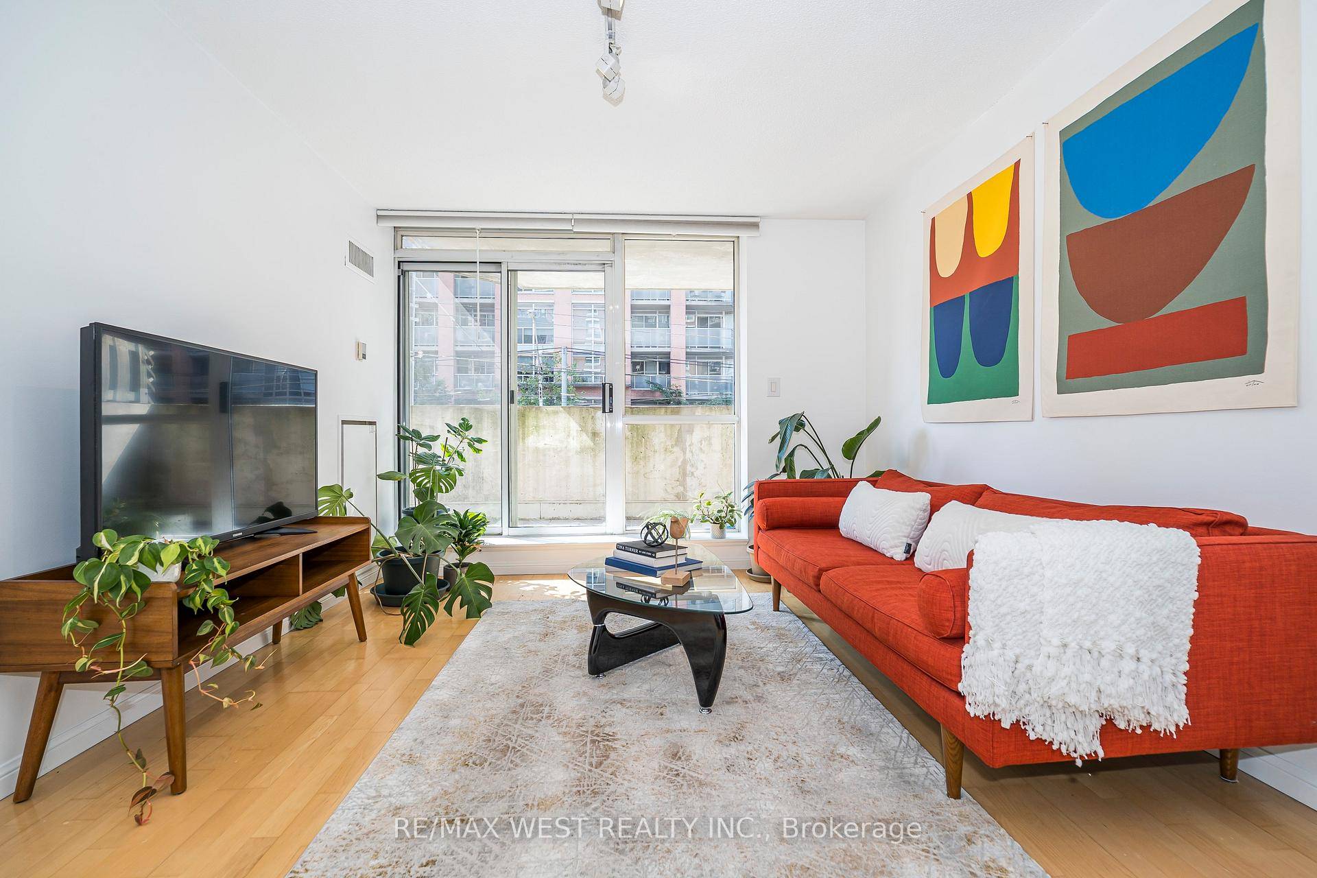 King West Village Boutique Living Spacious 740Sqft 1 Den 2nd bedroom With Parking, Locker.