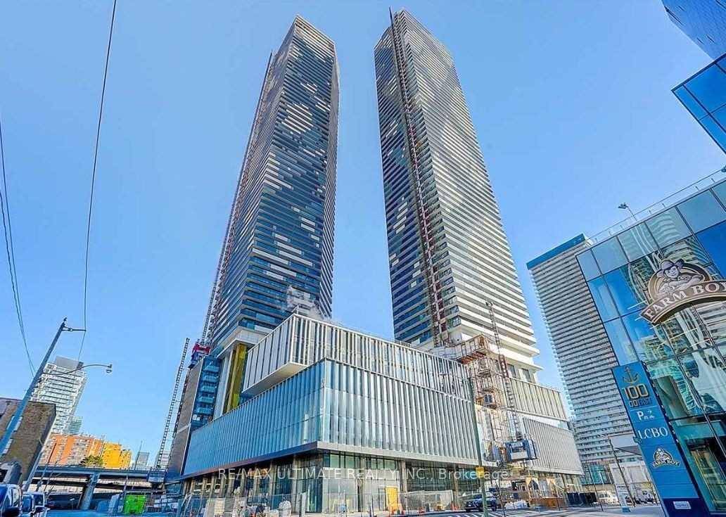 Stunning 1 Bedroom At Sugar Wharf Condos !