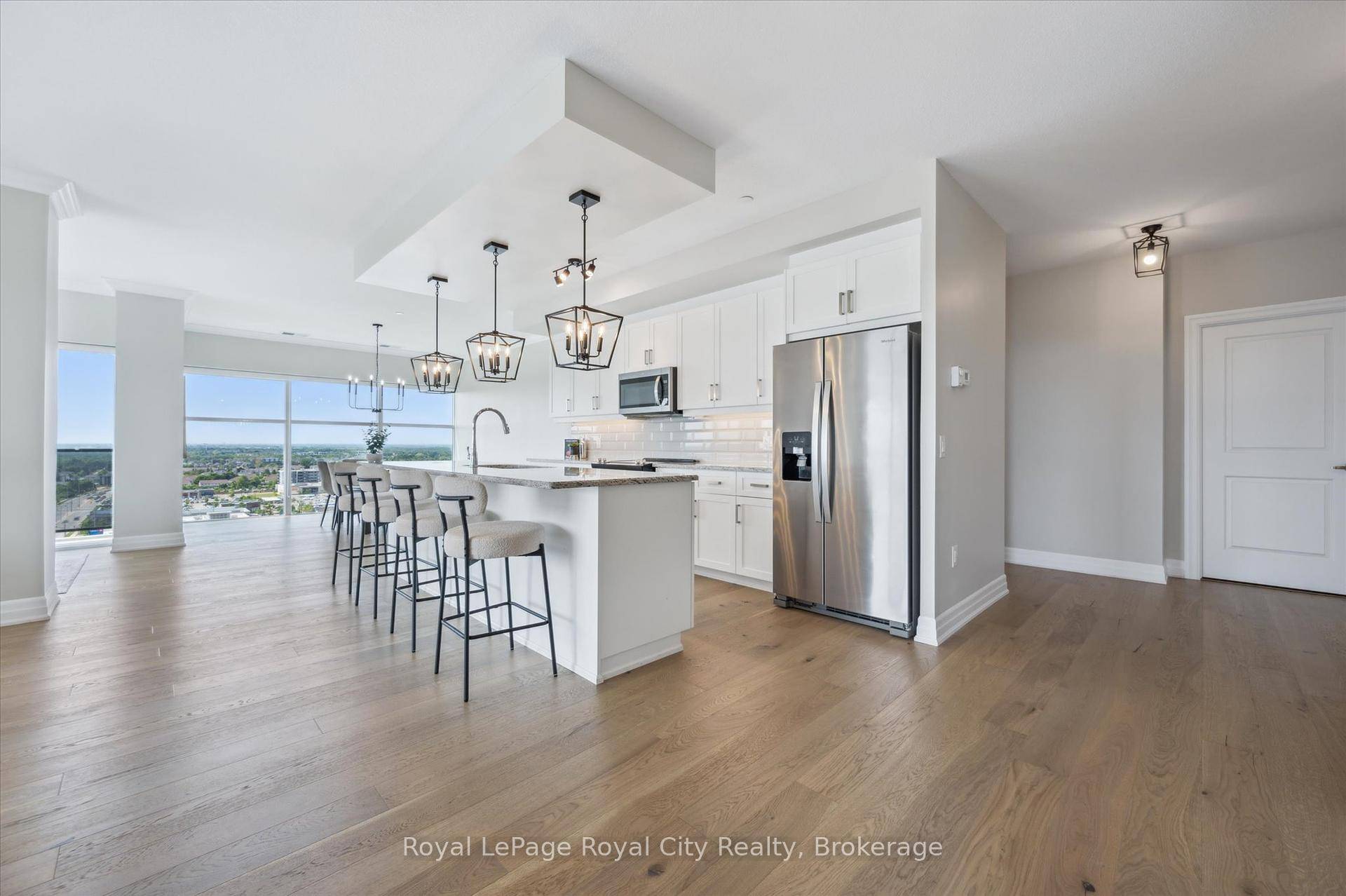 Stunning 2 Bed, 2 Bath Corner Condo with City Views !