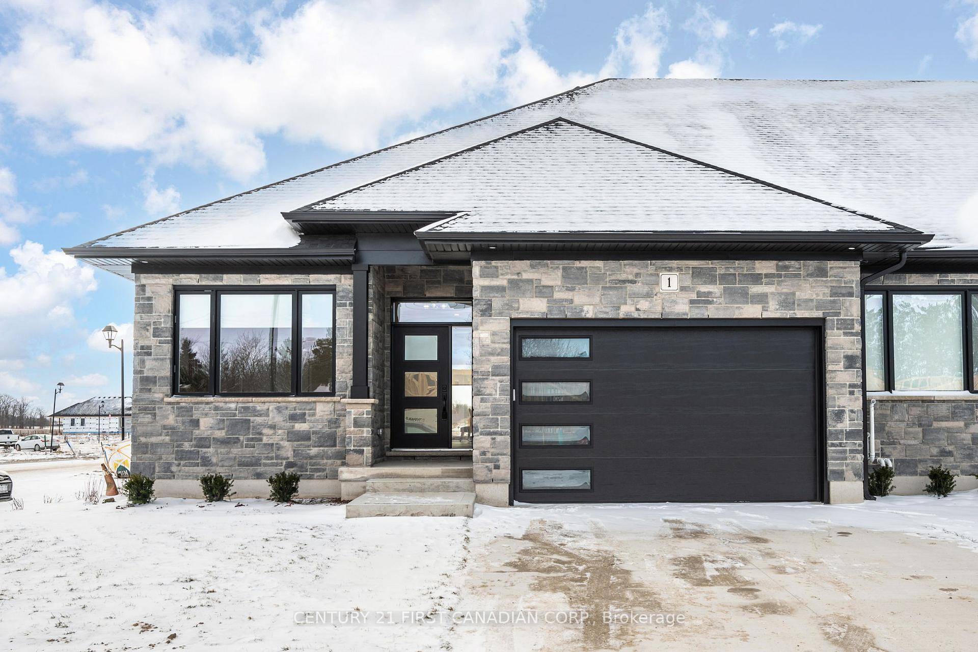 MOVE IN READY Welcome to the Ausable Bluffs of Ailsa Craig !
