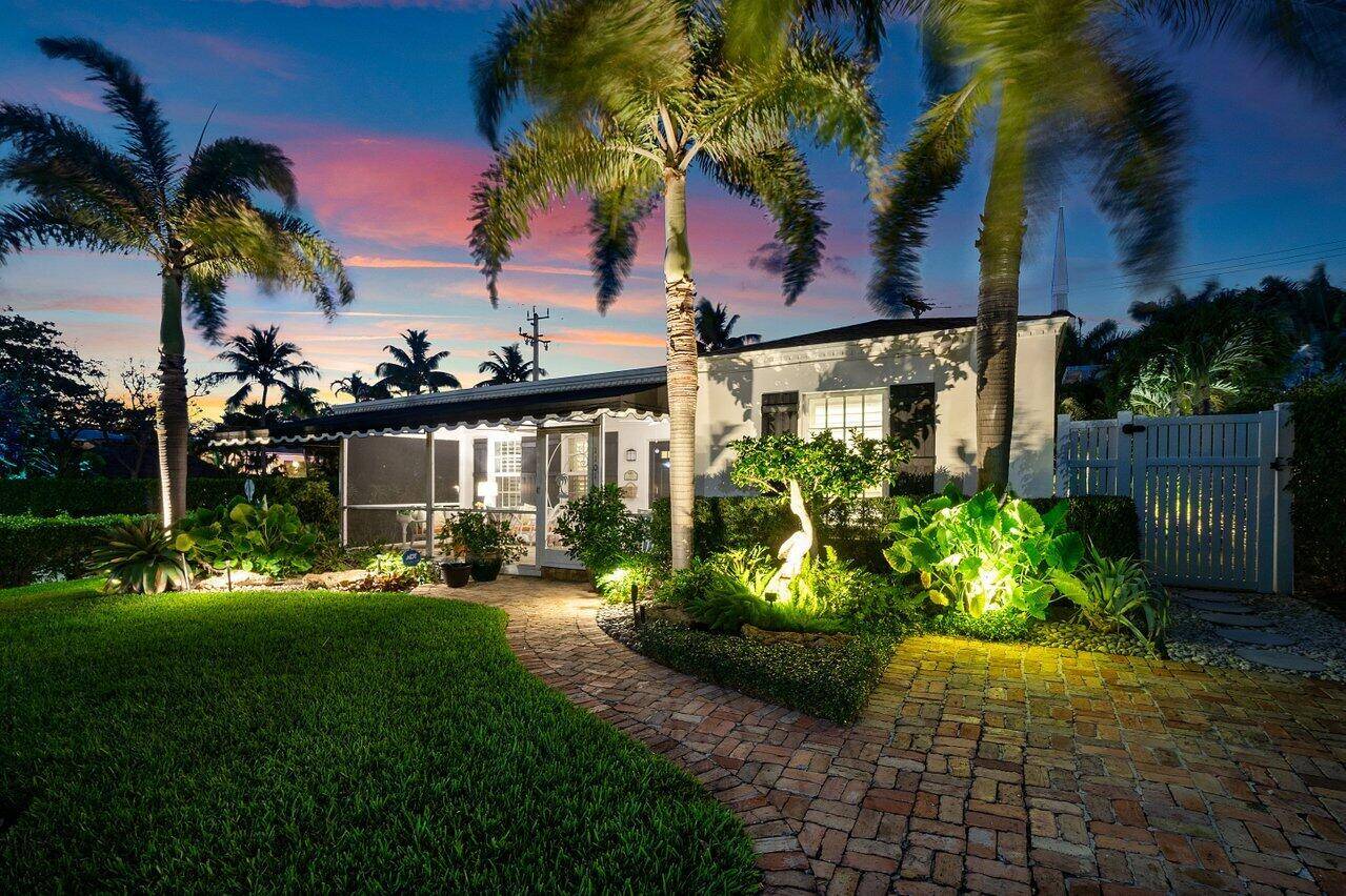 Charming Coastal Retreat Steps from the Sand the Avenue !