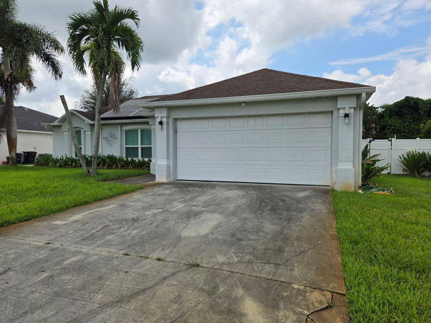 Port St. Lucie Single Family home with Fenced Yard and Pool !