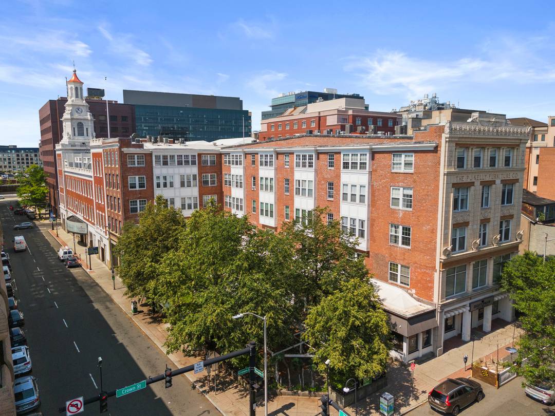 Experience Downtown New Haven living at its finest in this exceptional 3 bedrooms, 2 bath condo located in the heart of Downtown New Haven just steps from Yale, restaurants, and ...