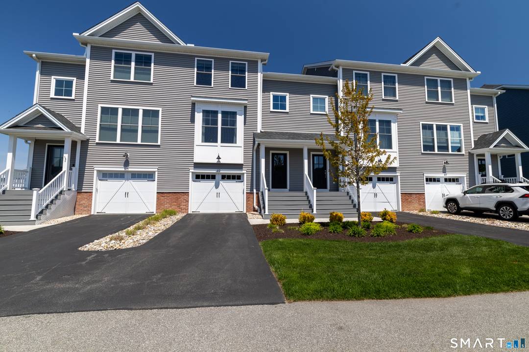 Stunning townhome in Perkins Reserve !