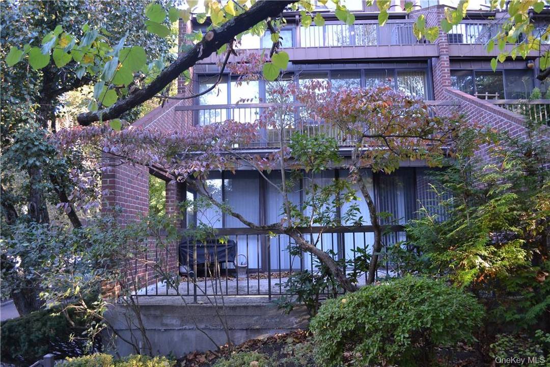 Spacious, light filled townhouse close to restaurants, town and train.