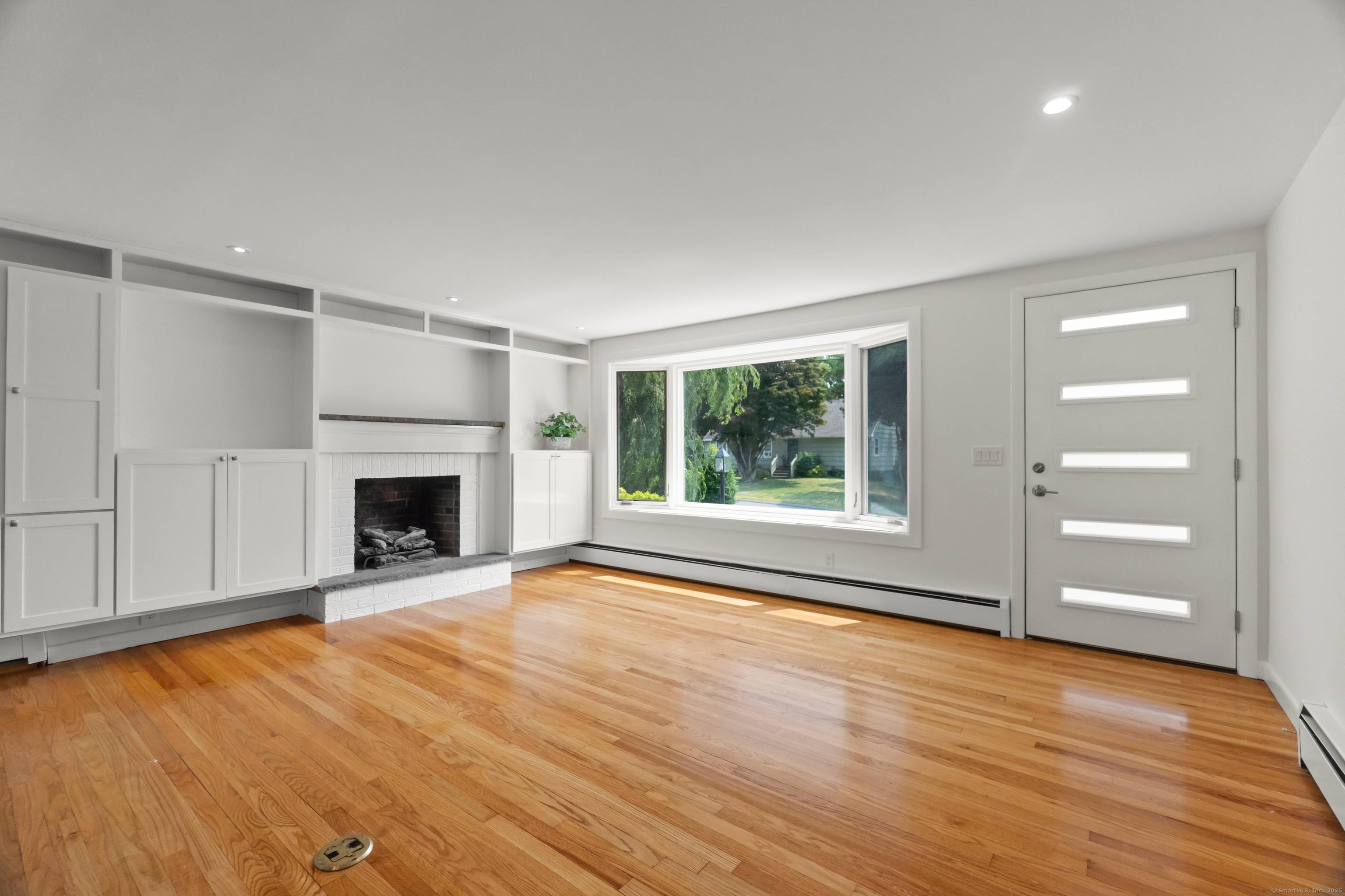 Fabulous, Freshly painted and ready for immediate occupancy !