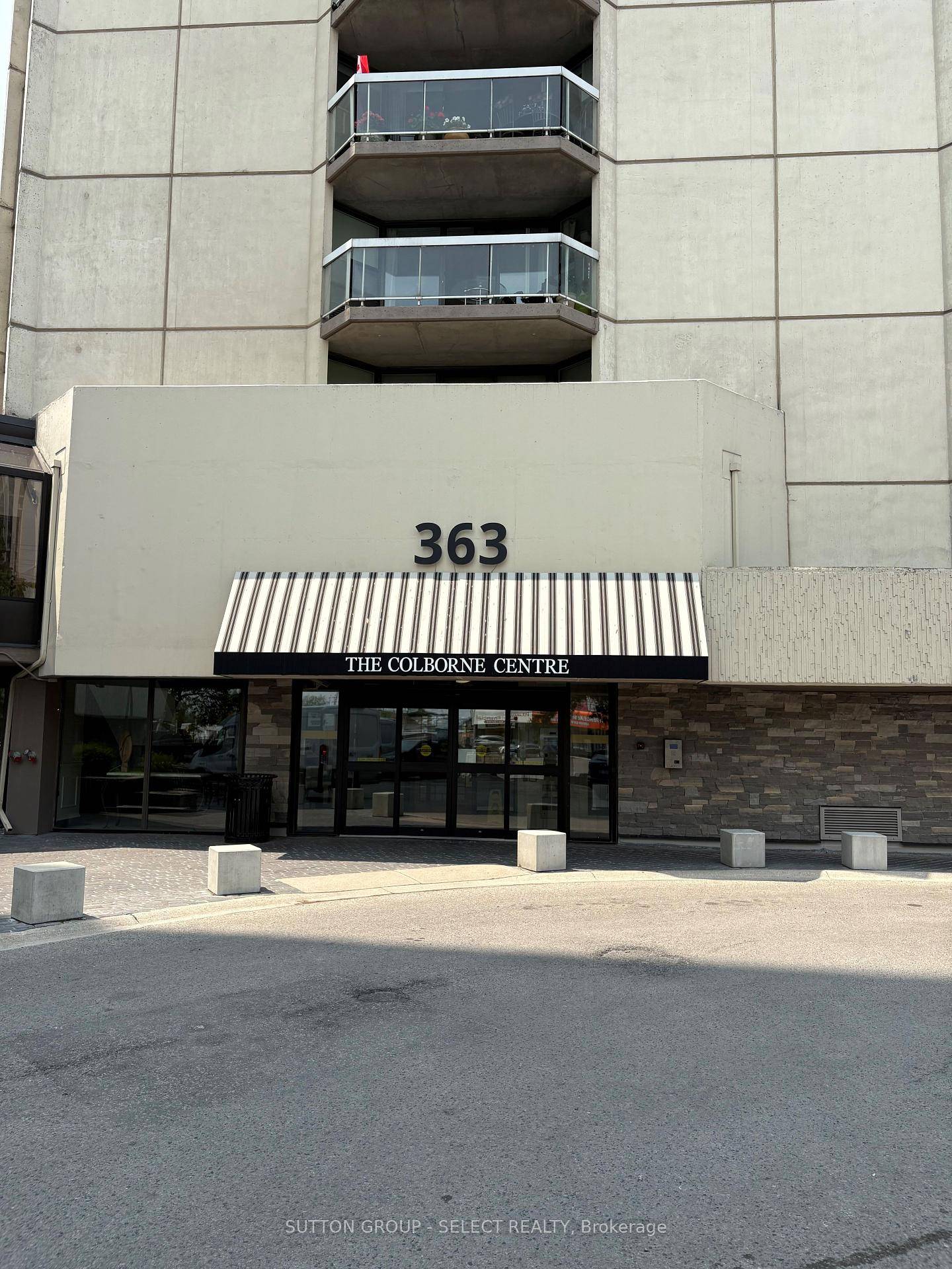 Welcome to this beautiful Downtown London 2 bedroom amp ; 2 bathroom condo.