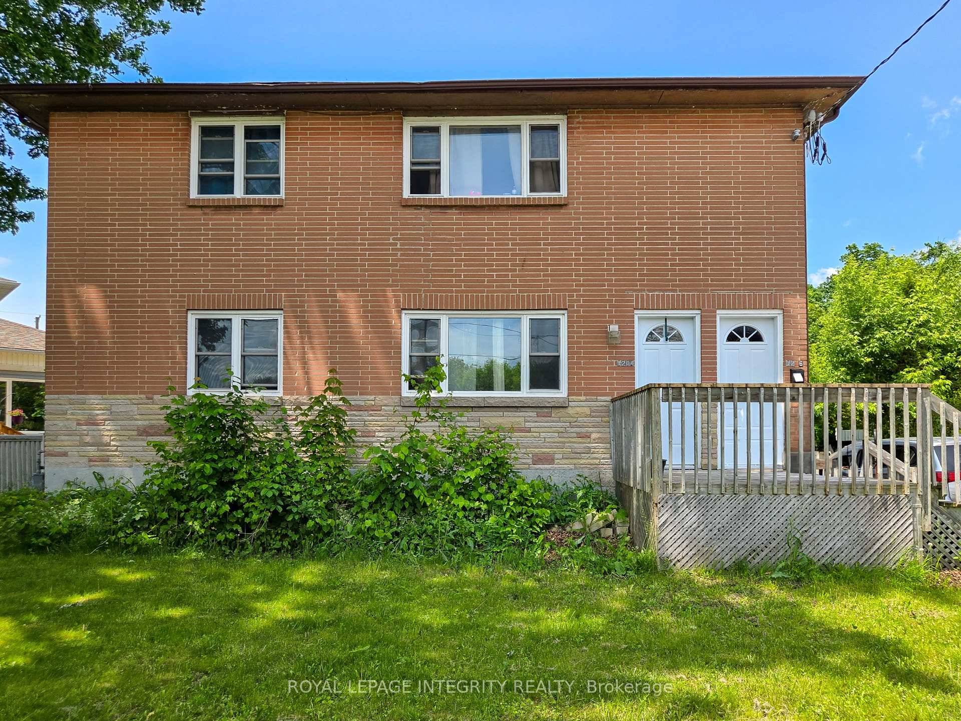 ATTENTION INVESTORS ! Duplex in a Prime Location !