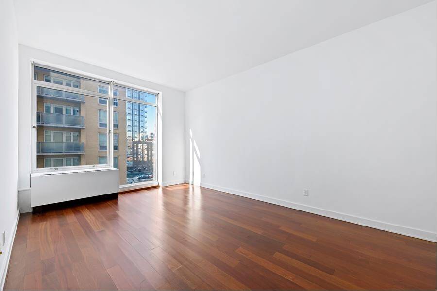 The Crescent Club is a full service modern luxury building in Long Island City, which features amazing 360 degree views of the Manhattan skyline.