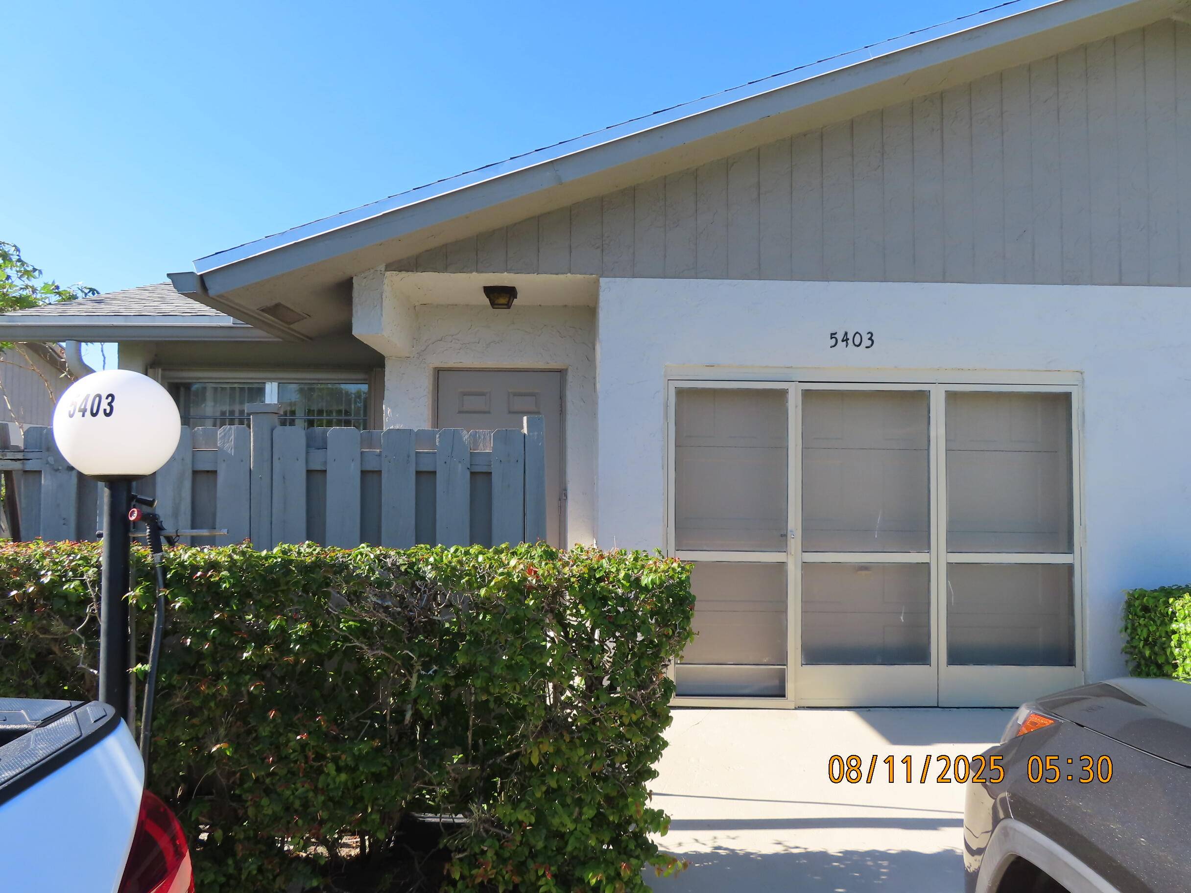 MOTIVATED SELLER, Charming 2 Bedroom, 2 Bathroom Villa in Serene 55 Community This beautifully updated villa features a spacious, tiled kitchen, cozy white pine laminate floors in the bedrooms, and ...