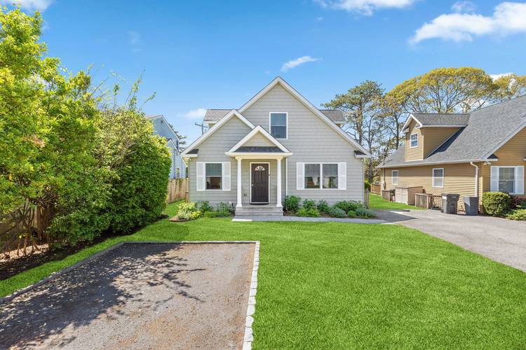 Canal Front - 4 Bedroom - Hampton Bays