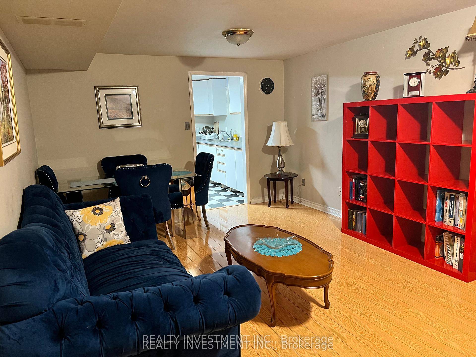Great basement apartment in detached house has a separate entrance, and parking, walking distance from Britannia and Winston Churchill in Mississauga nearby bus stop.