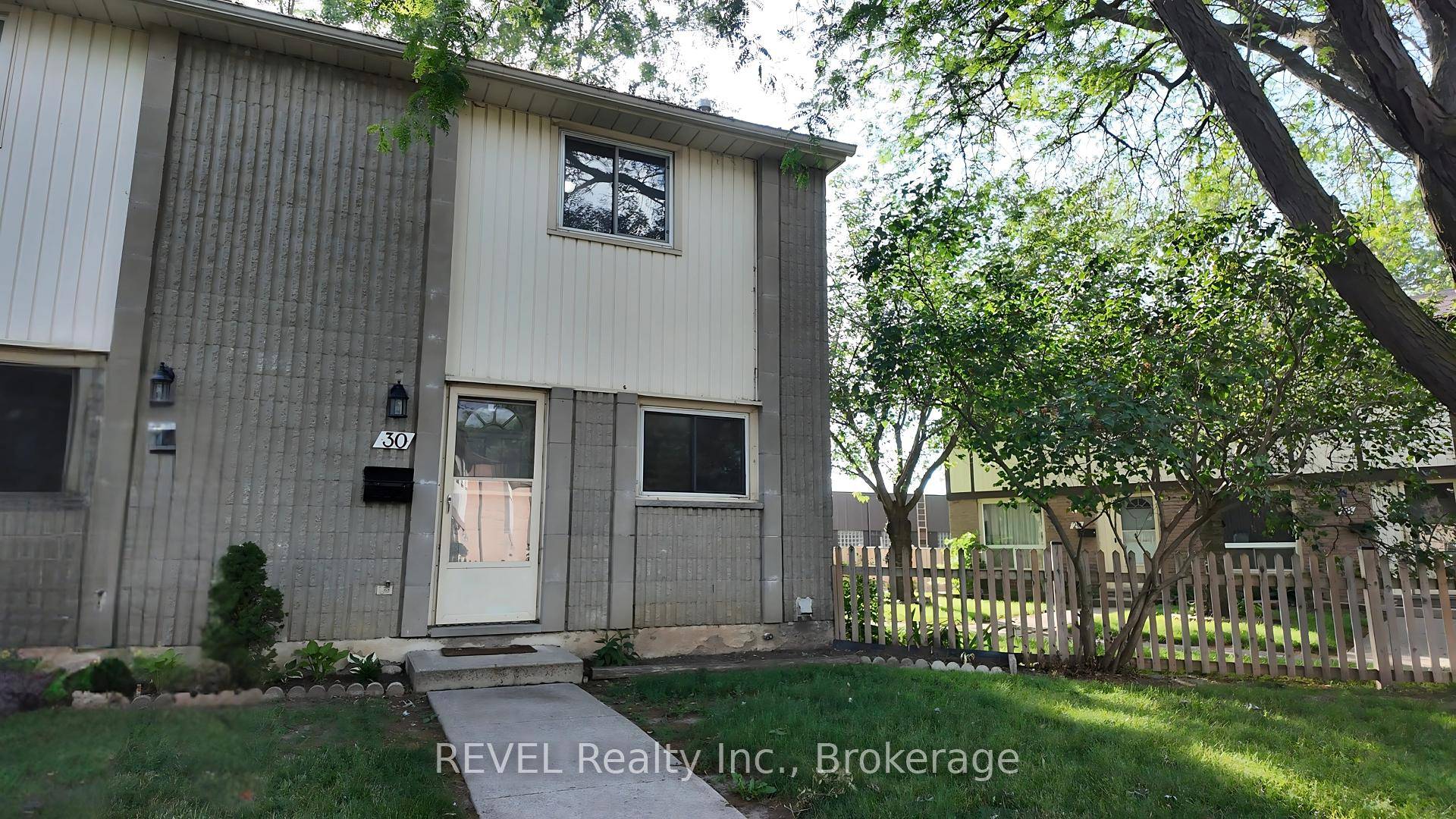 Located in the desirable north end, this beautifully maintained end unit townhome features 3 bedrooms and 1.