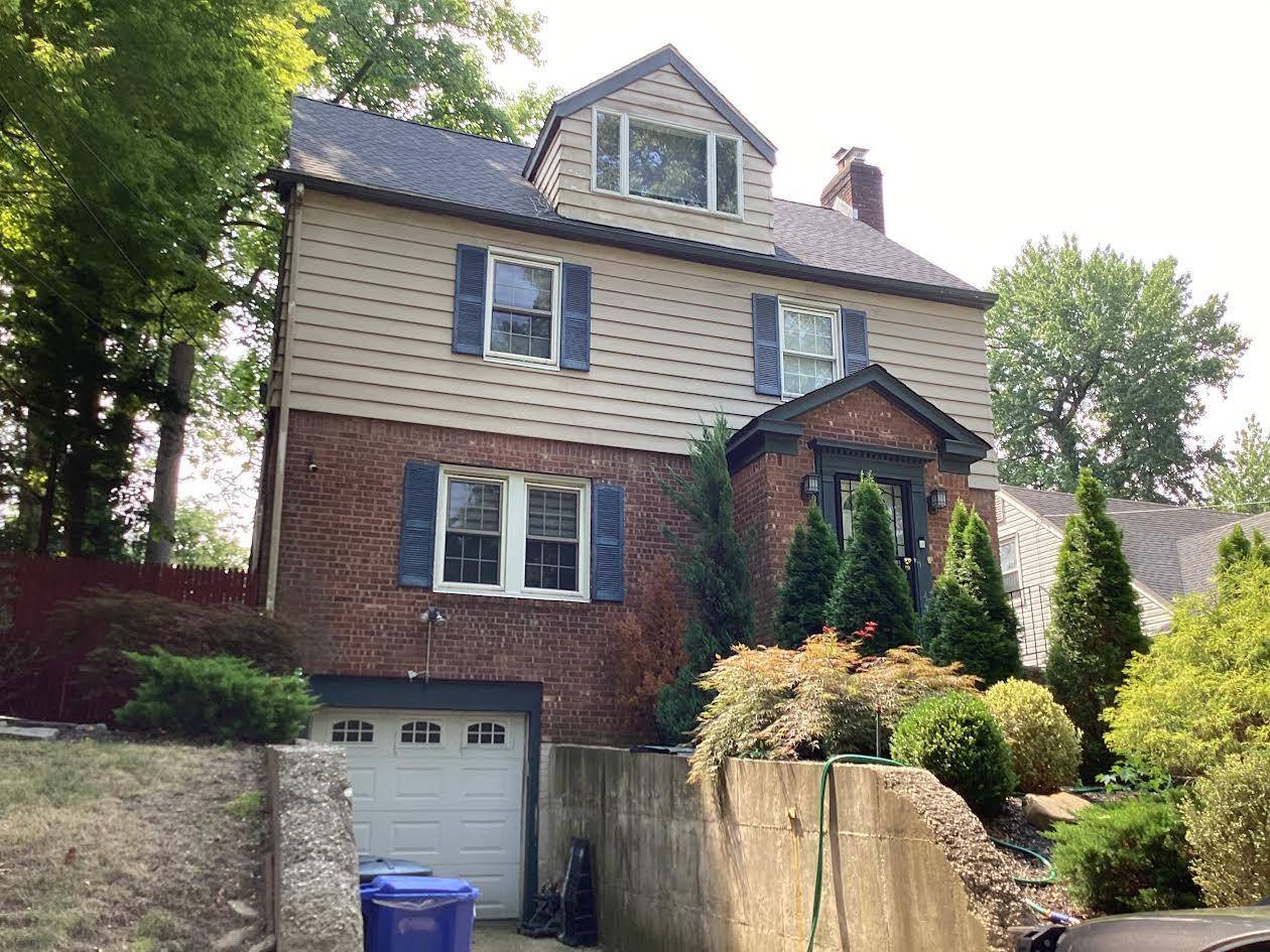 Come see this rare find in the heart of Holliswood !