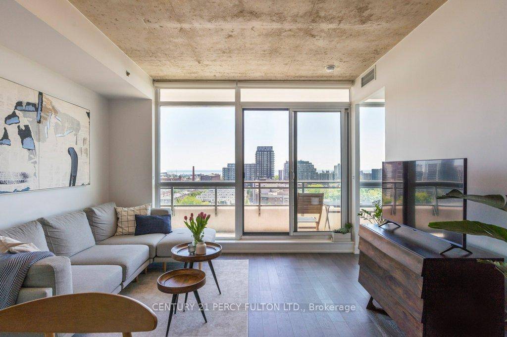 Prime 1 Den unit with breathtaking lake, CN Tower amp ; city views.