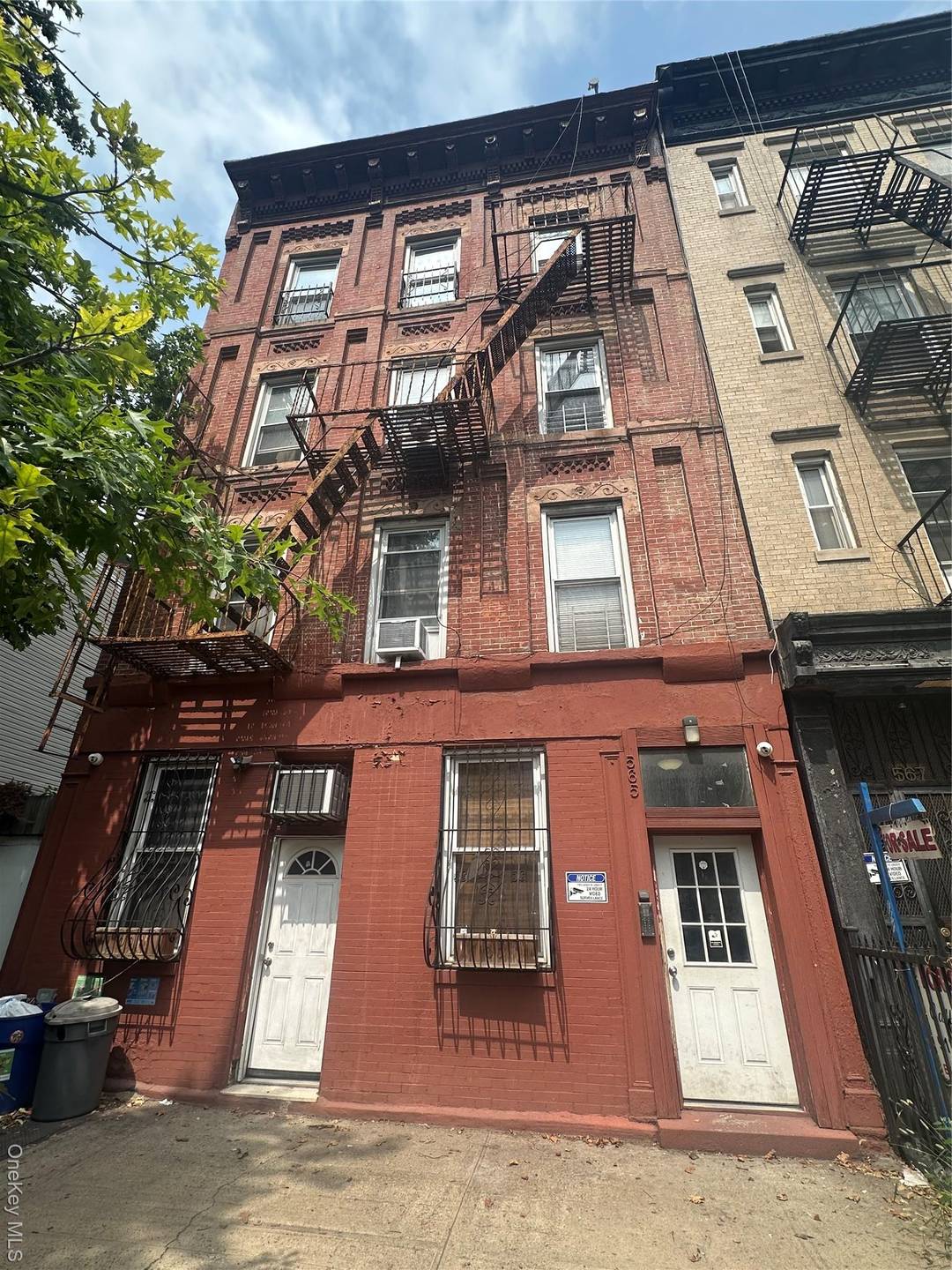 565 Union Street is a 7 family walk up building located in the sought after Carroll Gardens section of Brooklyn.
