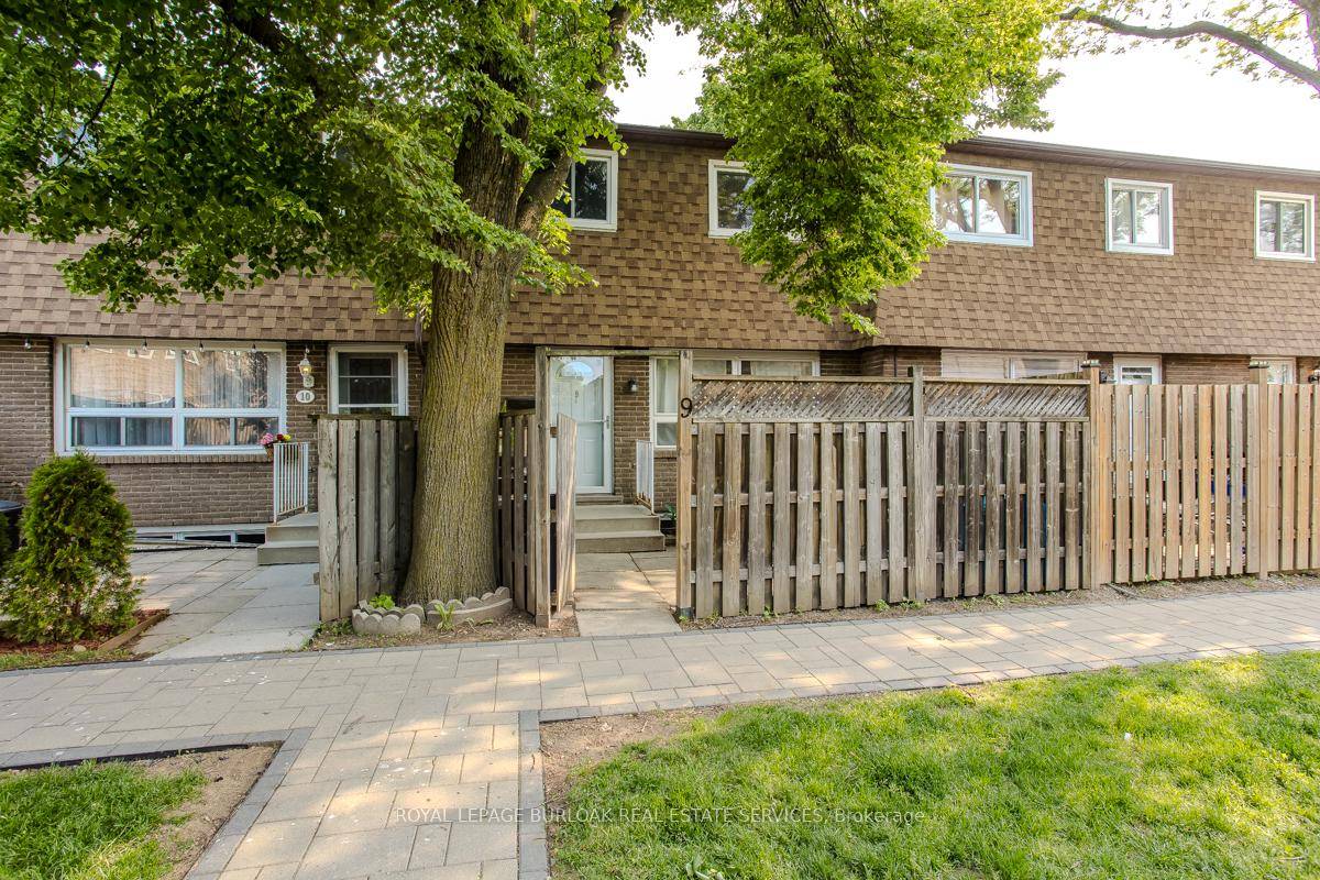Welcome to 9 165 Limeridge Road West, a beautifully maintained townhome located in one of Hamilton Mountains most sought after family friendly neighbourhoods.