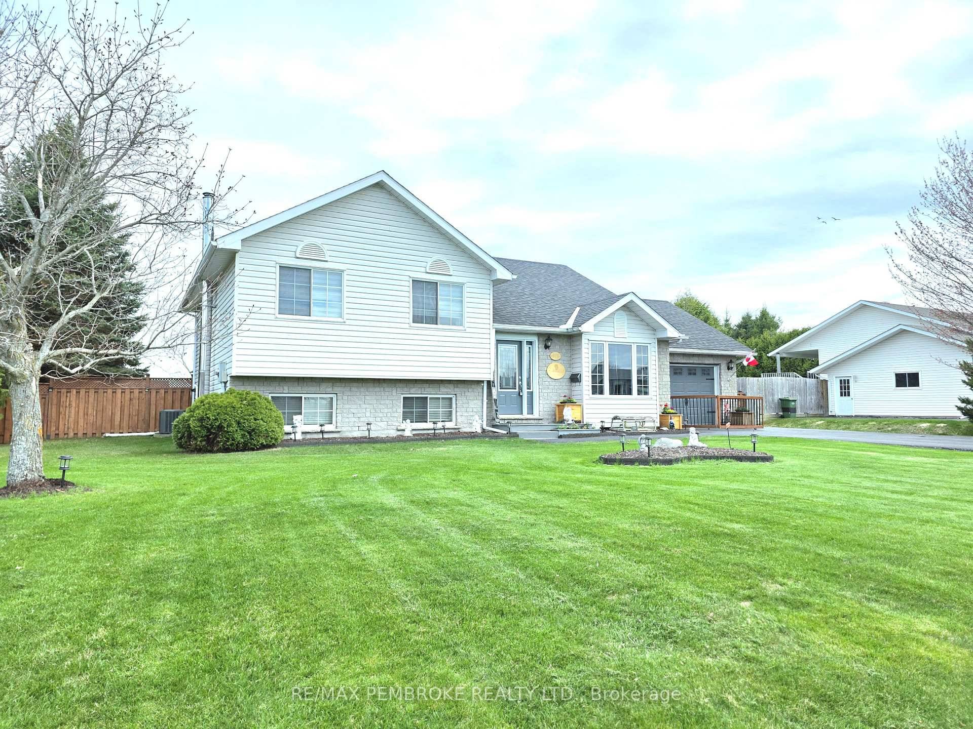 165 Pleasant View is situated in the Township of Laurentian Valley on the eastern edge of Pembroke.