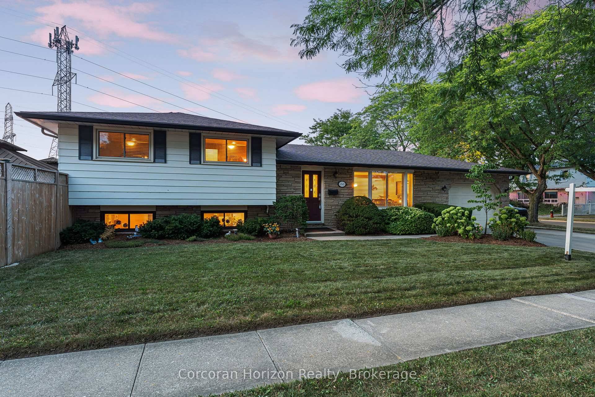 Welcome to your Entertainers' Paradise situated in one of the most sought after neighbourhoods in Niagara Falls.