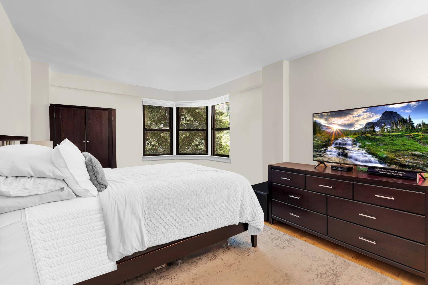 Welcome Home ! Move right into this renovated sweet Junior 4 one bedroom plus alcove with leafy green tree views.
