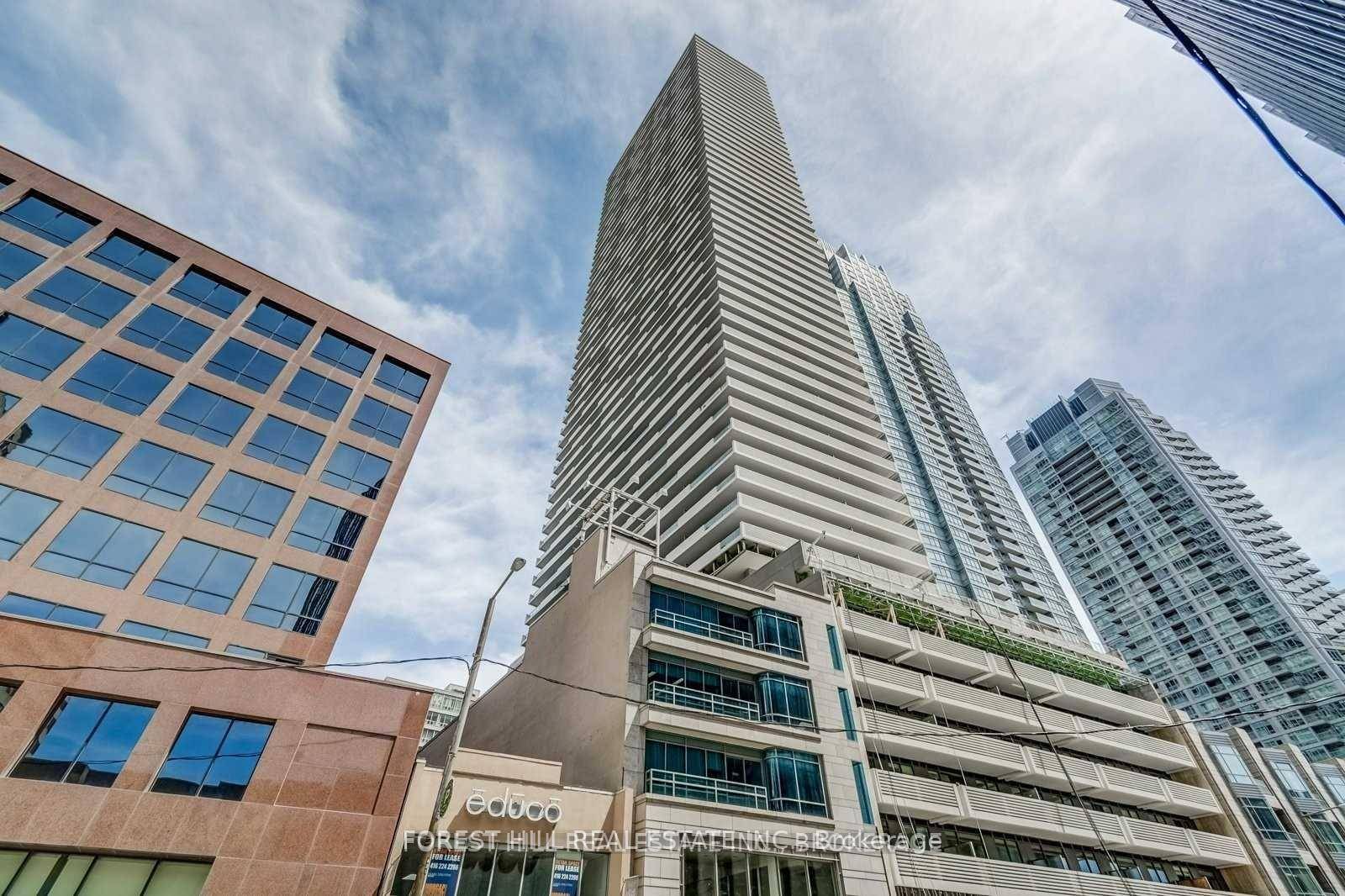 Luxury Condo Unit At The Heart Of Vibrant Yonge Eglinton With A Walk Score Of 95 !