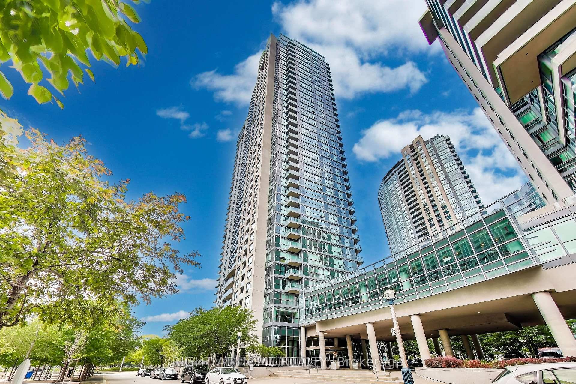 Welcome to this rarely available, spacious amp ; sun filled South facing two bedroom corner suite spread out over 1, 000 sqft in Neptune Condos in the hear of Fort ...
