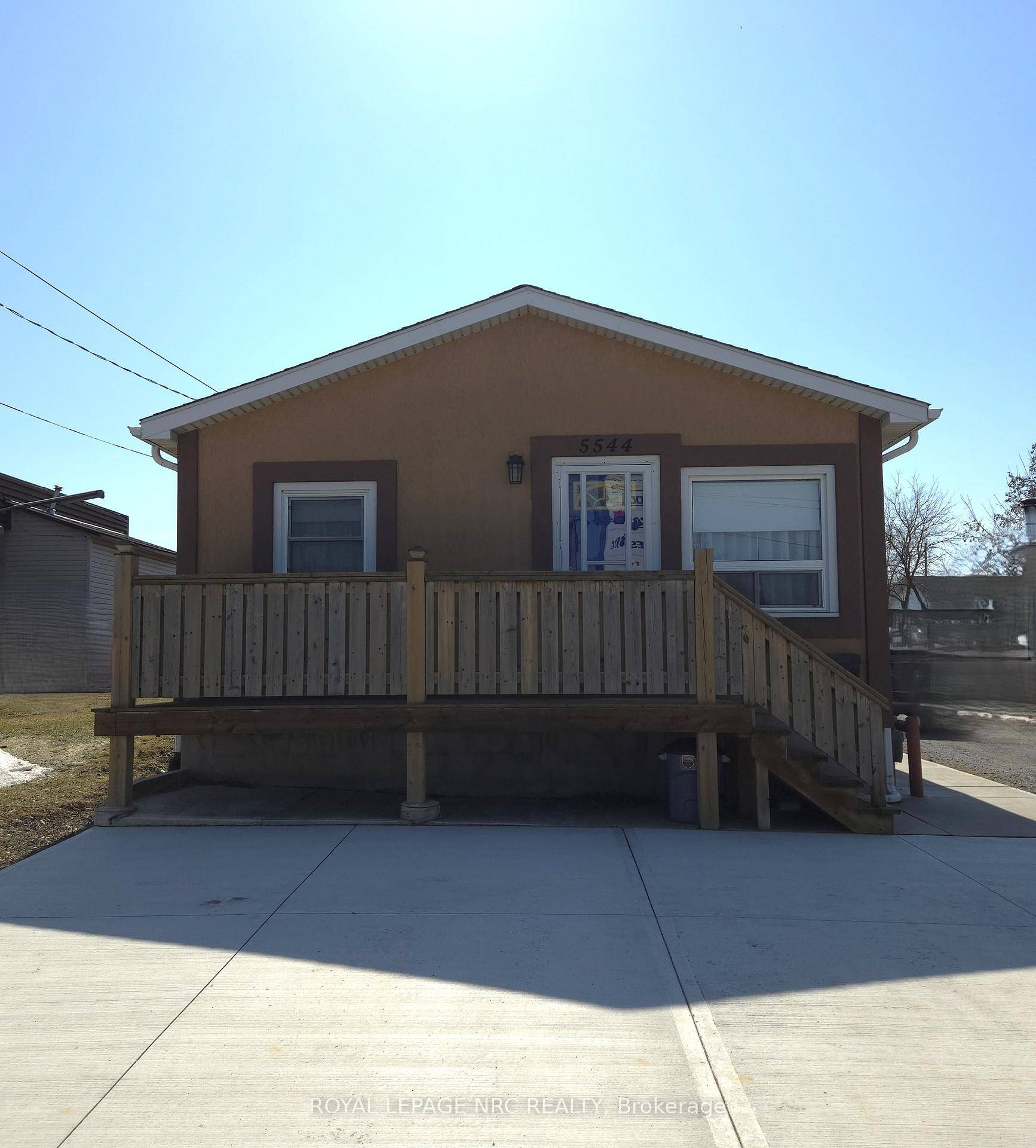 Discover your new home in this inviting and bright main floor apartment featuring 2 spacious bedrooms and 1 modern bathroom.