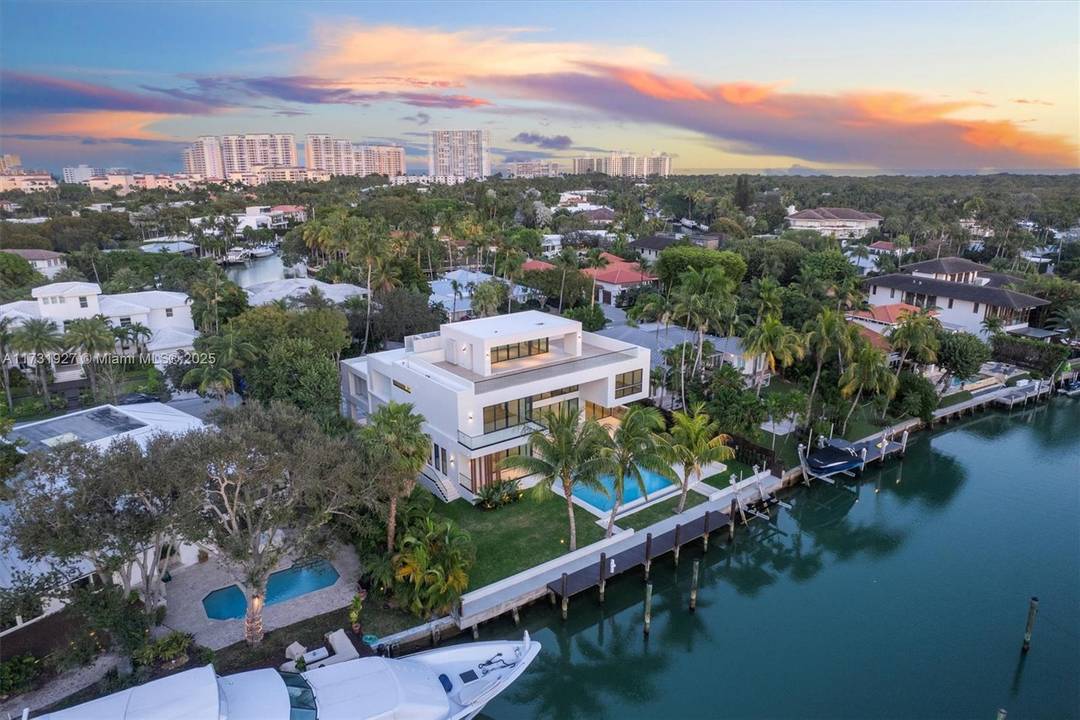 Discover unparalleled luxury at 960 Mariner Dr, Key Biscayne.