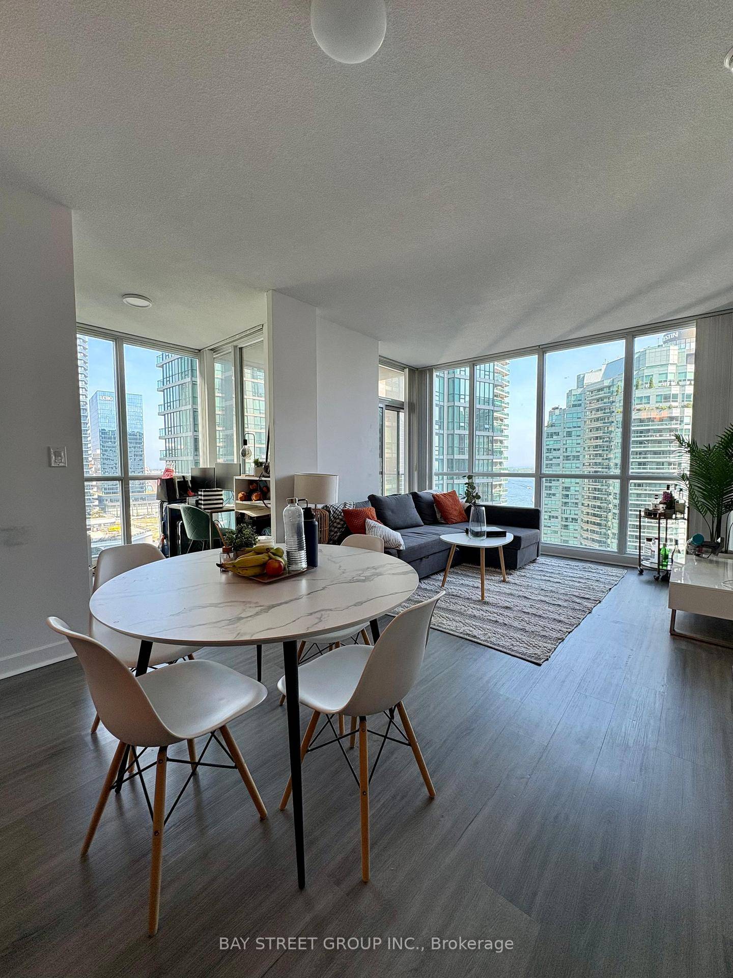 Discover this exceptional nearly 1, 000 sq ft two bedroom suite with coveted south facing lakeview exposure !