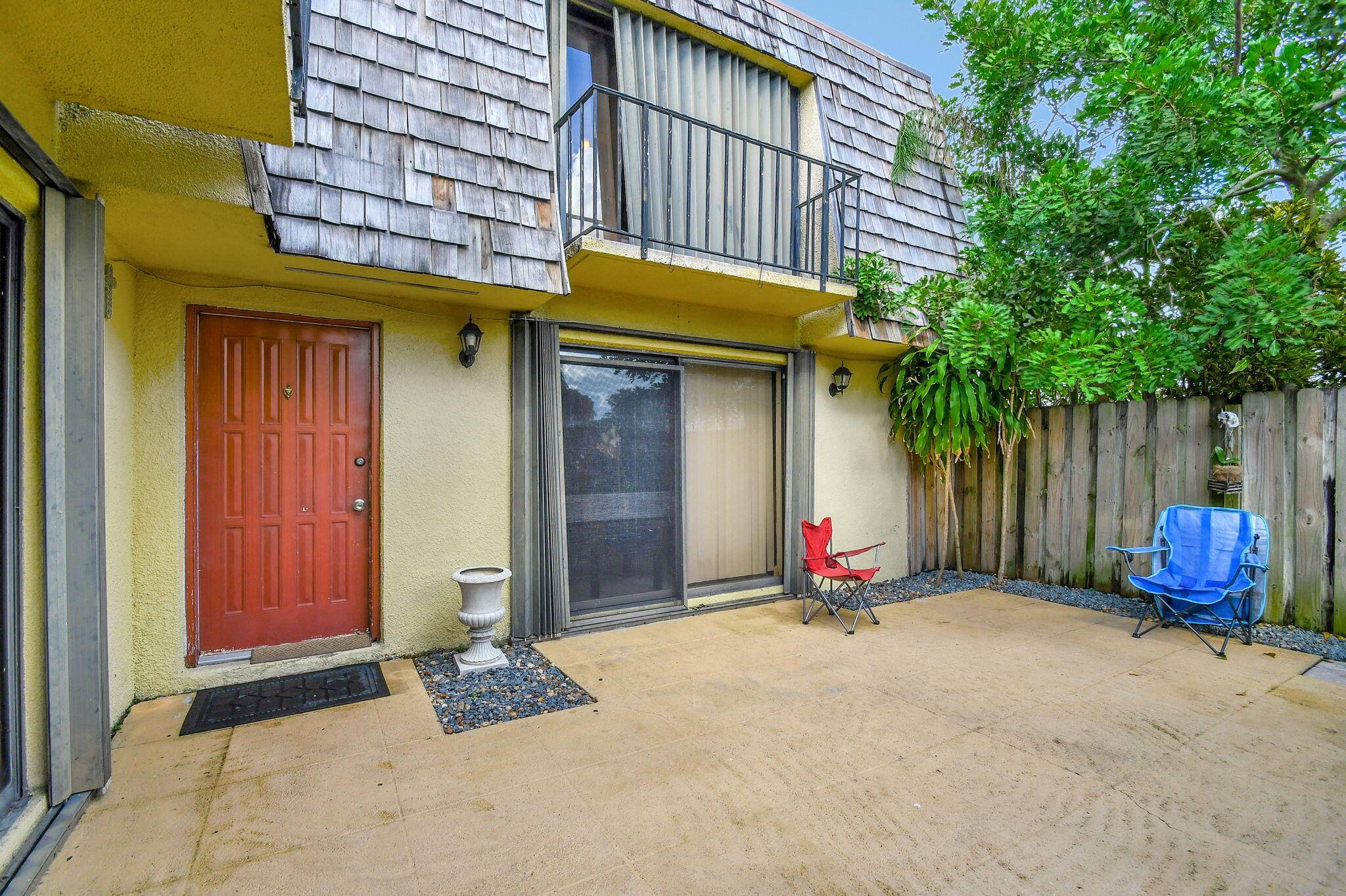 2 Bedroom 2 Bath townhouse located in the heart of Palm Springs close to parks, shopping centers and more.