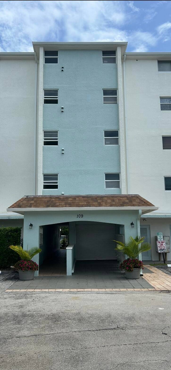 Prime Waterfront Location Nestled in a highly sought after coastal town, the Schooner Bay condo complex offers an elegant waterfront lifestyle.