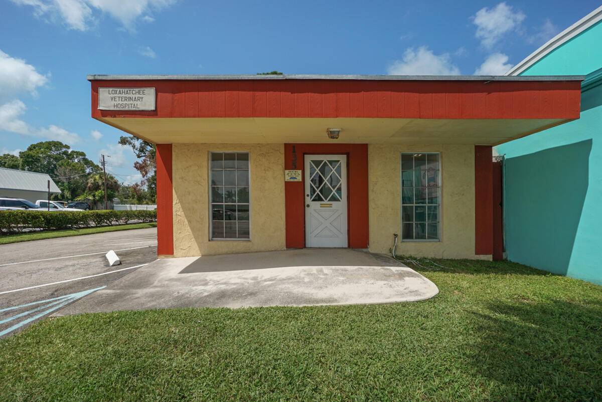 Historic stand alone building in the very heart of Jupiter.