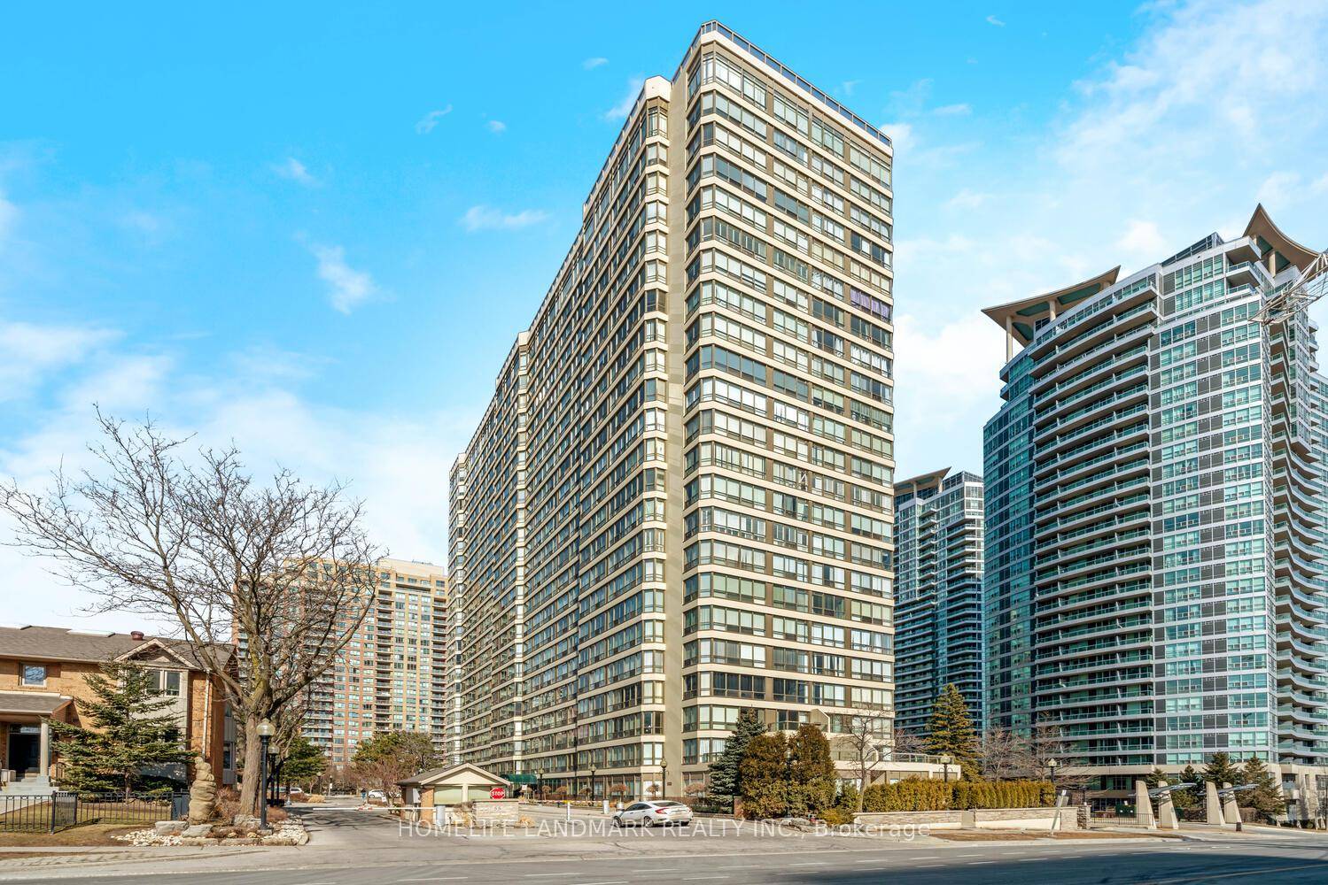 Well maintained unit, exceeding 1, 000 sq ft, in the highly coveted Tridel Condo.
