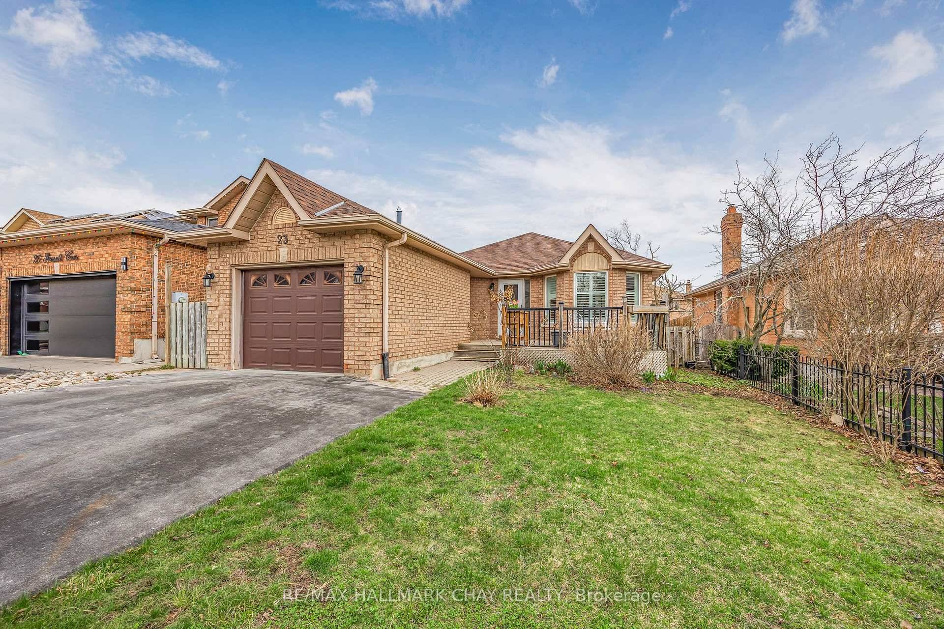 LOVELY BUNGALOW ON A COZY CRESCENT !