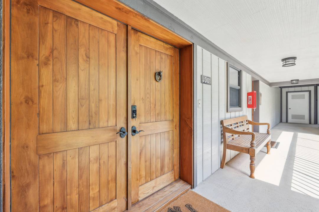 Great views from this luxurious freshly updated penthouse with an elevator, 4 bedrooms 4 full bathrooms offer plenty of privacy.