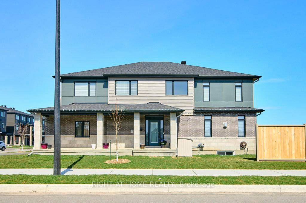 Unique opportunity to own this spacious move in ready, 4 bedroom freehold townhouse in the beautiful, sought after Findlay Creek area !