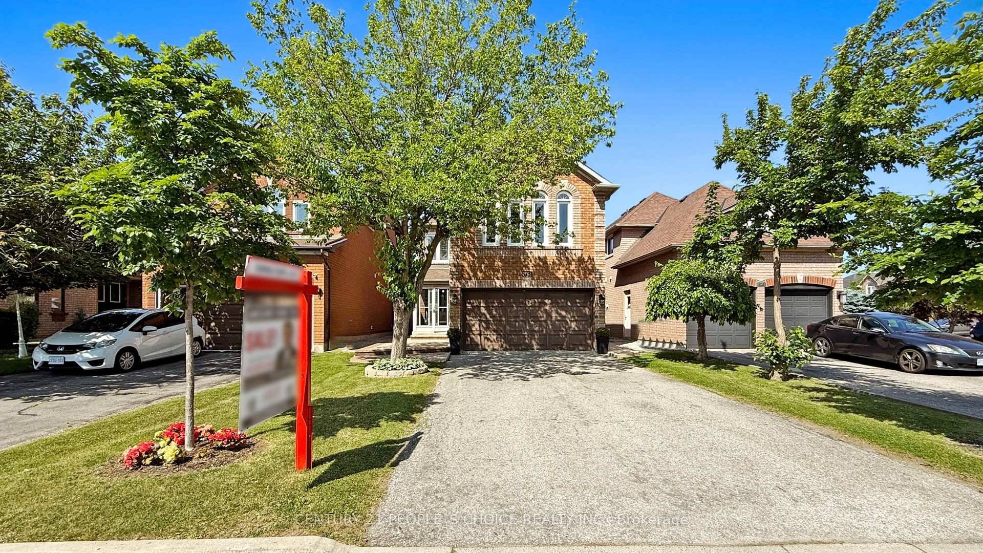Welcome to this well maintained and spacious home in the high demand Heartland neighbourhood !