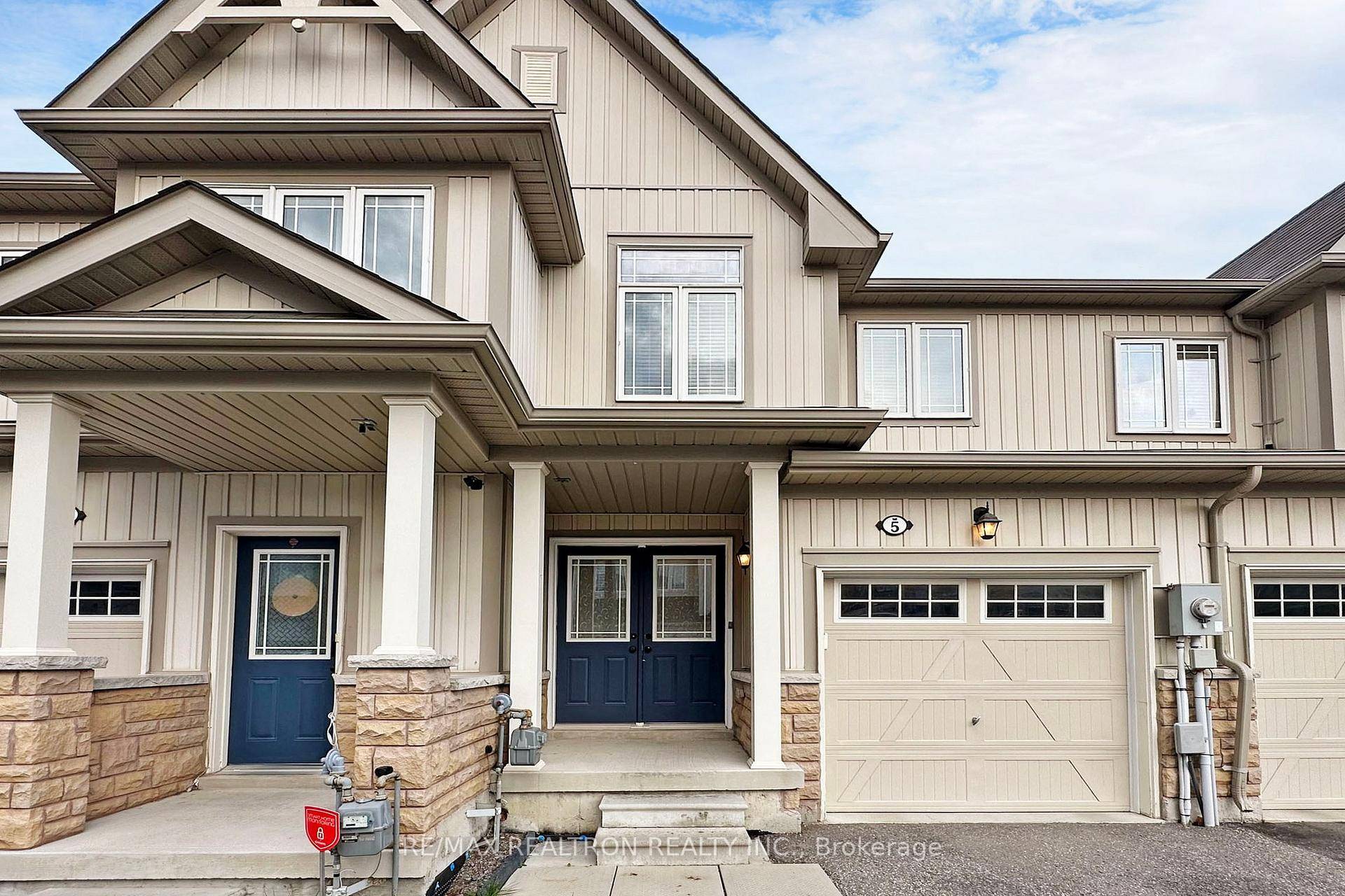 Gorgeous and Superbly maintained, Move In Ready Townhouse In A Family Friendly Neighbourhood.