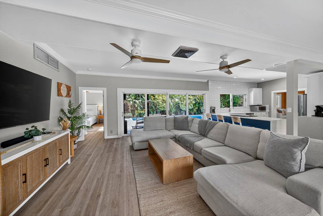 Perched on a ridge and surrounded by lush tropical greenery, this stylish 4 bed, 3 bath Mid Century Modern pool home sits in the desirable Harbour Inlet just a short ...