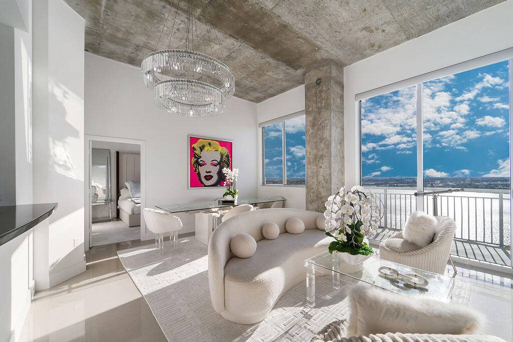 Luxurious 2 2 loft style PENTHOUSE with 12' concrete ceilings !