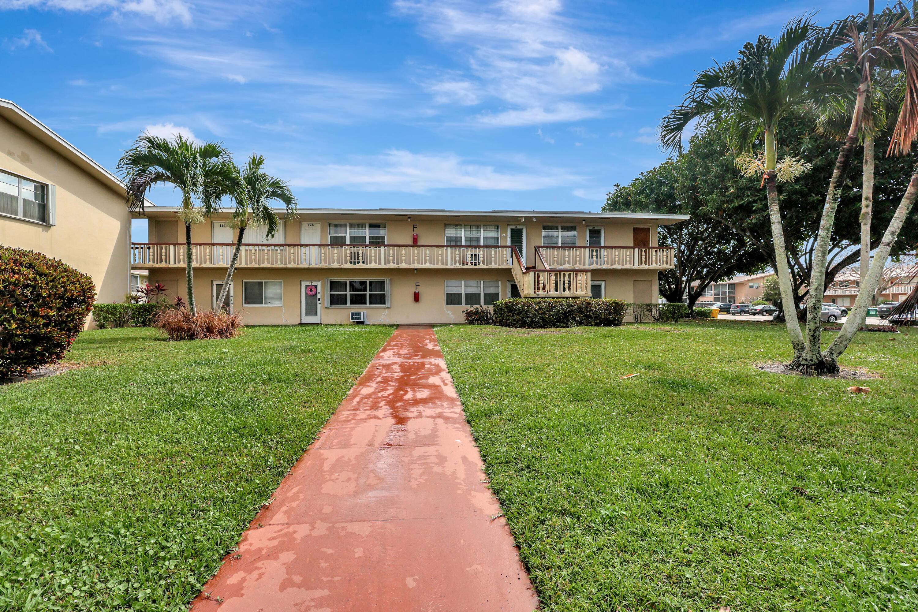 This 2 bedroom 1. 5 bathroom is walking distance to Haverhill Rd entrance.