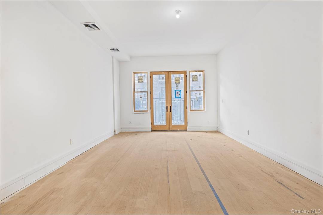 This 1900 SF Bright sunny spacious appartment faces the beautiful open view of the Gerry park, 2 nice porches, storage and option of indoor parking.