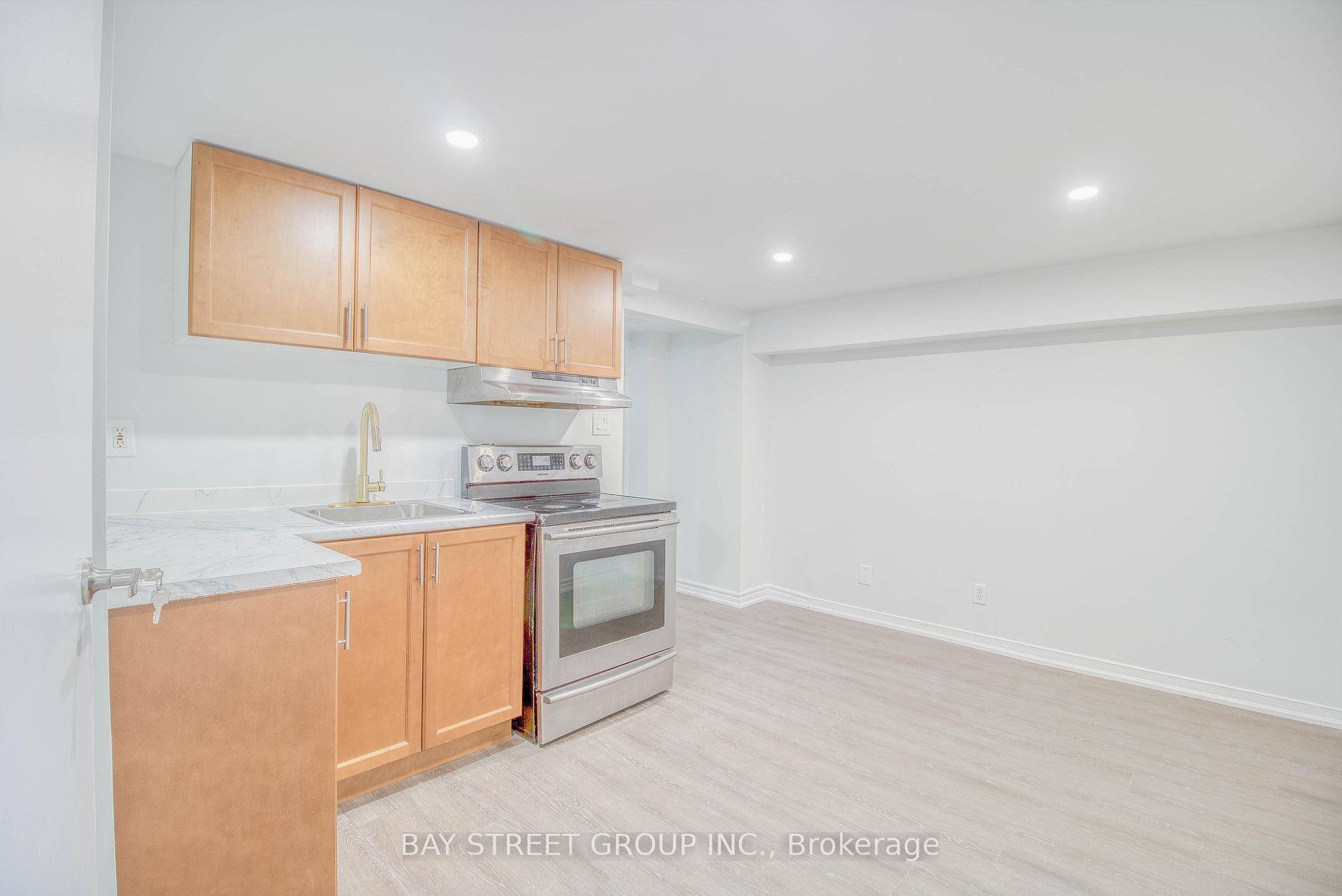 In The Heart Of Aurora Highlands Yonge And Henderson, rent with 1 Parking Spot.