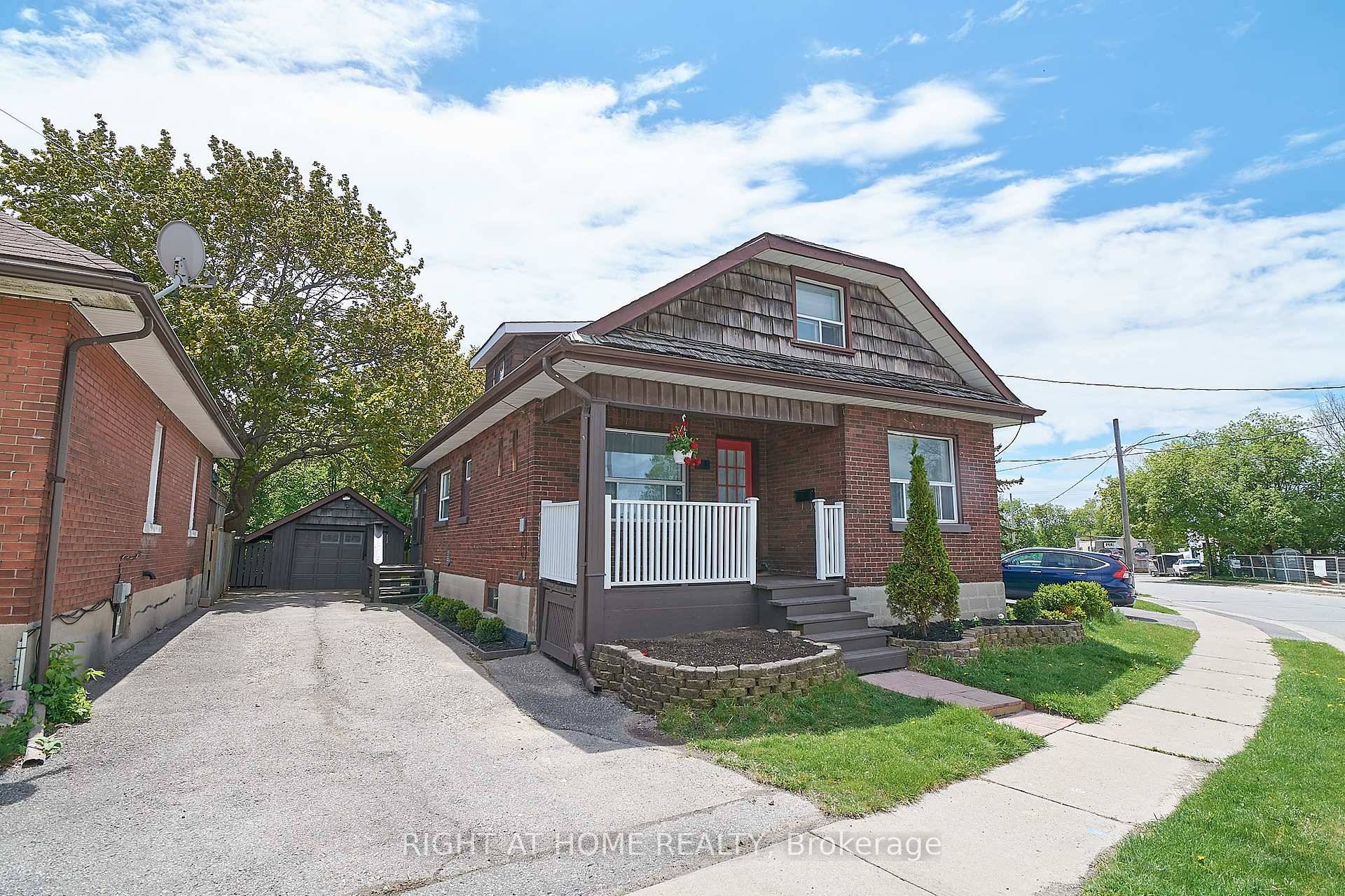 Newly Renovated 3 Bedroom Detached Home !