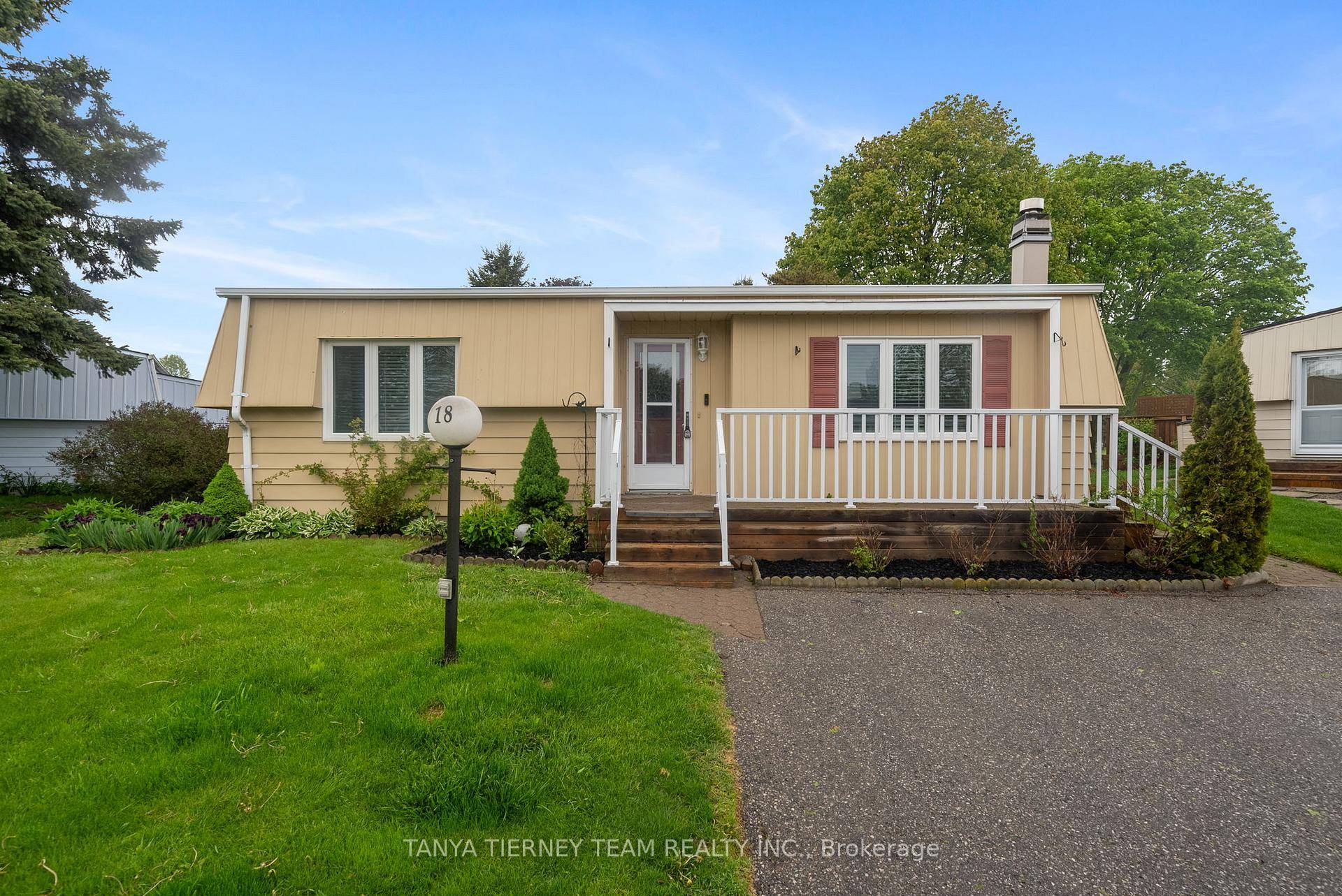 Fantastic offering in the waterfront community of Wilmot Creek.