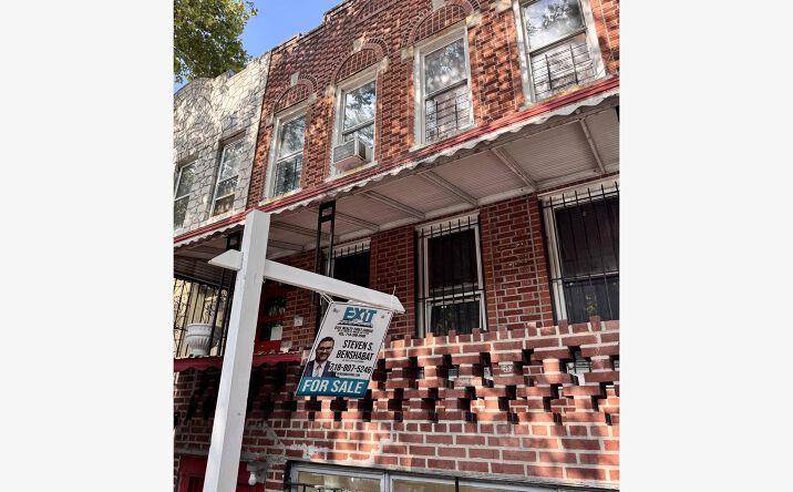 Legal 4 Family Legal Basement investment Opportunity cap Rate INCREDIBLE INVESTMENT OPPORTUNITY !