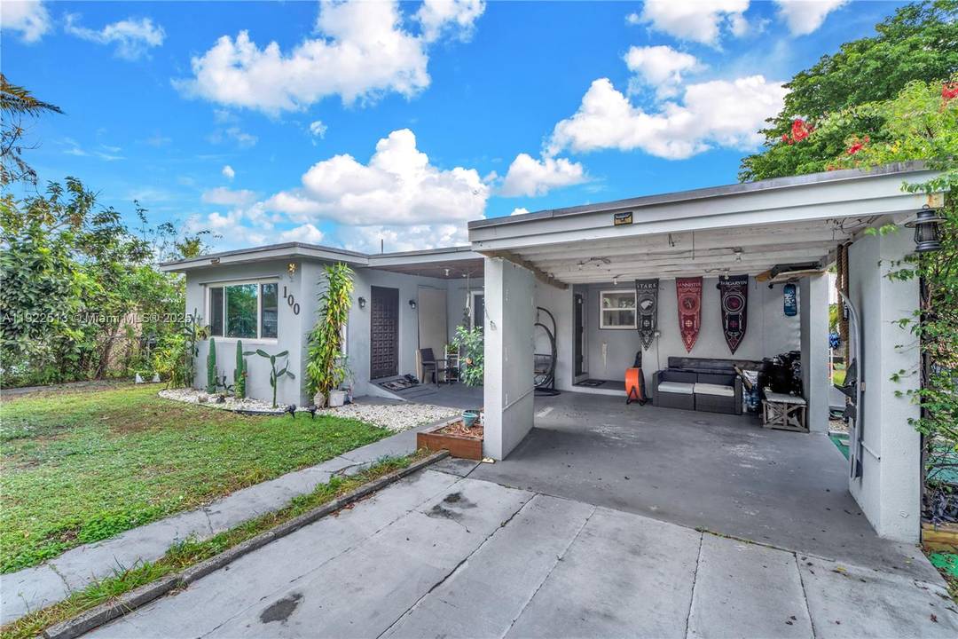 Welcome to this delightful single family home located in the quiet and sought after neighborhood of Miami.