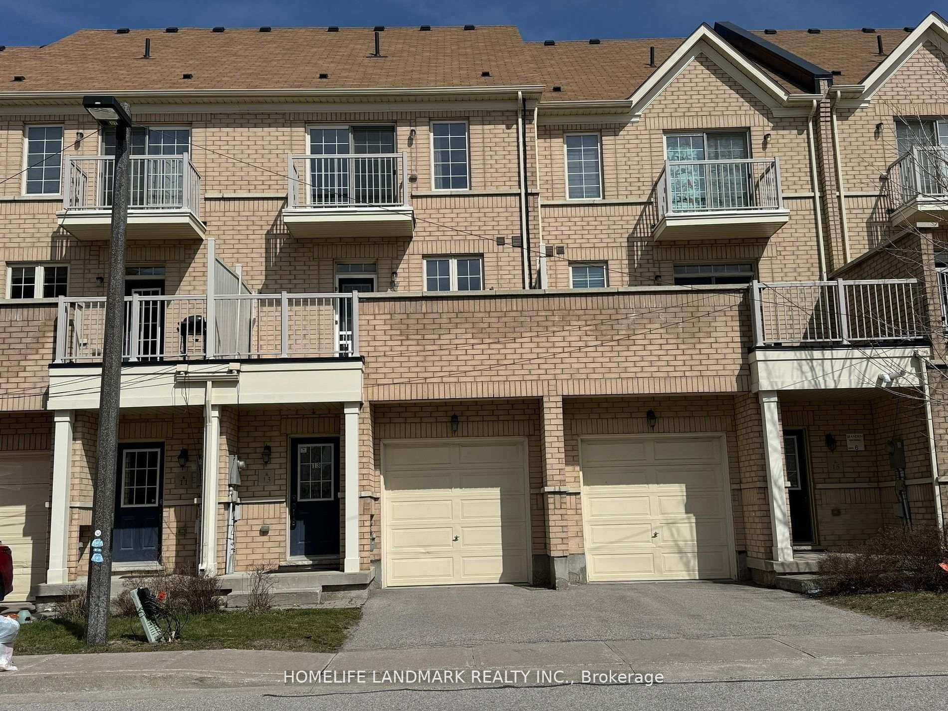 Well Maintained amp ; Clean 3 Bedrooms Townhouse In The Heart Of Cathedral Town.